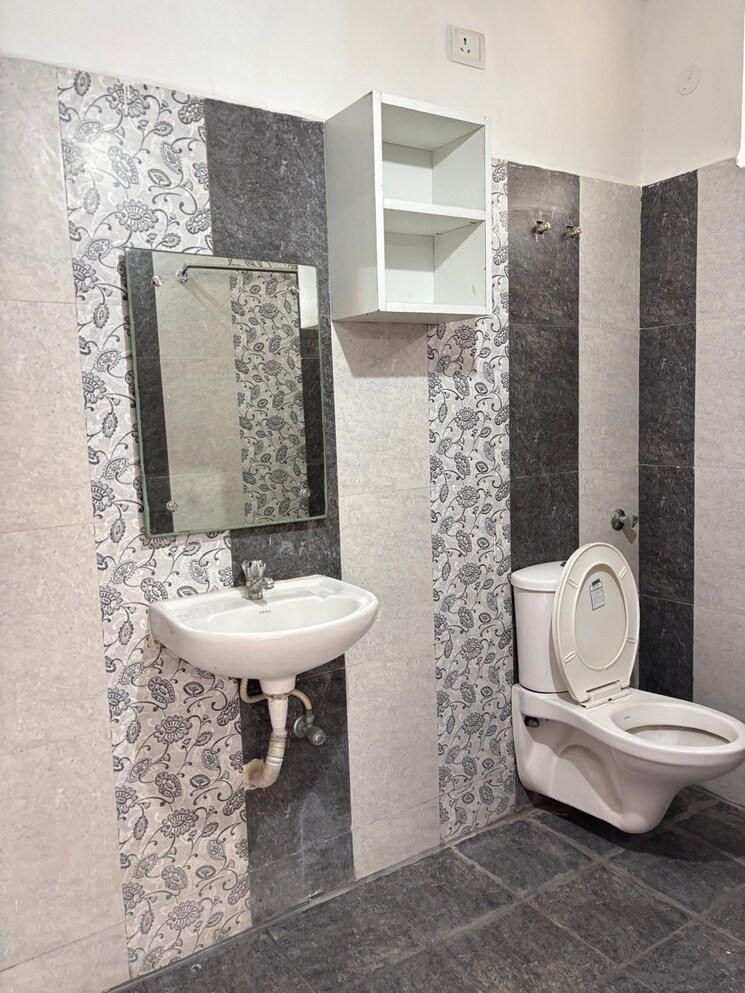 Bathroom, madhapur 3 Bedroom 1800 Sq.Ft. Builder Floor In Madhapur Hyderabad 8702310
