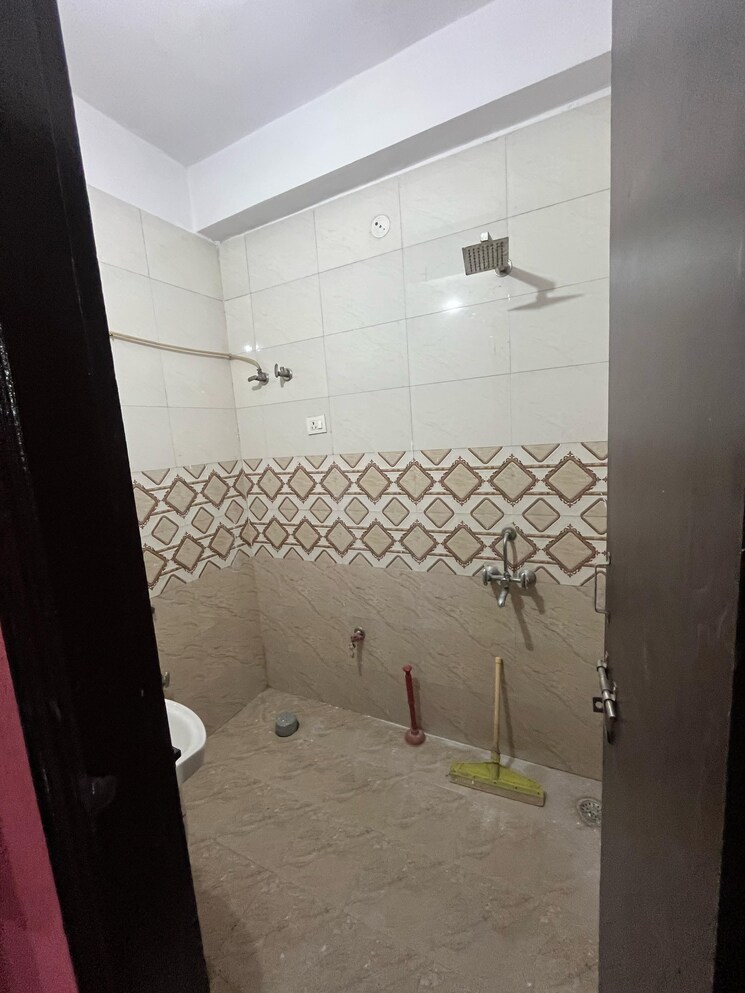 Bathroom, uphaar-homes 3 Bedroom 1250 Sq.Ft. Apartment In Rajendra Park Gurgaon 8702344
