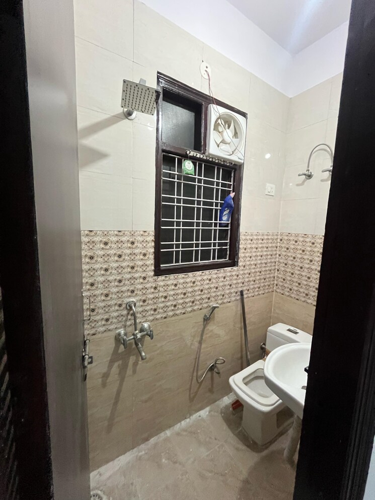 Bathroom, uphaar-homes 3 Bedroom 1250 Sq.Ft. Apartment In Rajendra Park Gurgaon 8702344