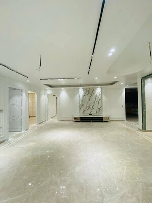 Room in 4 BHK Builder Floor at Srishti Greenfield Homes, Green Fields Colony – for Sale