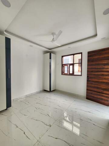 Room in 3 BHK Apartment at Chattarpur – for Rent