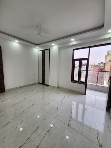 Room in 3 BHK Apartment at Chattarpur – for Rent