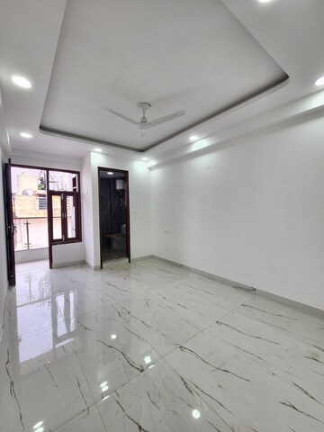 Room in 3 BHK Apartment at Chattarpur – for Rent