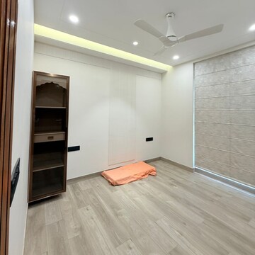 Room in 4 BHK Apartment at Ansal API Versalia, Sector 67a – for Rent