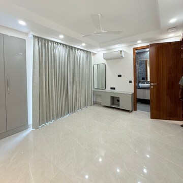 Room in 4 BHK Apartment at Ansal API Versalia, Sector 67a – for Rent