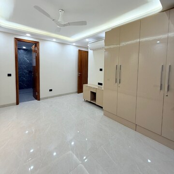 Room in 4 BHK Apartment at Ansal API Versalia, Sector 67a – for Rent