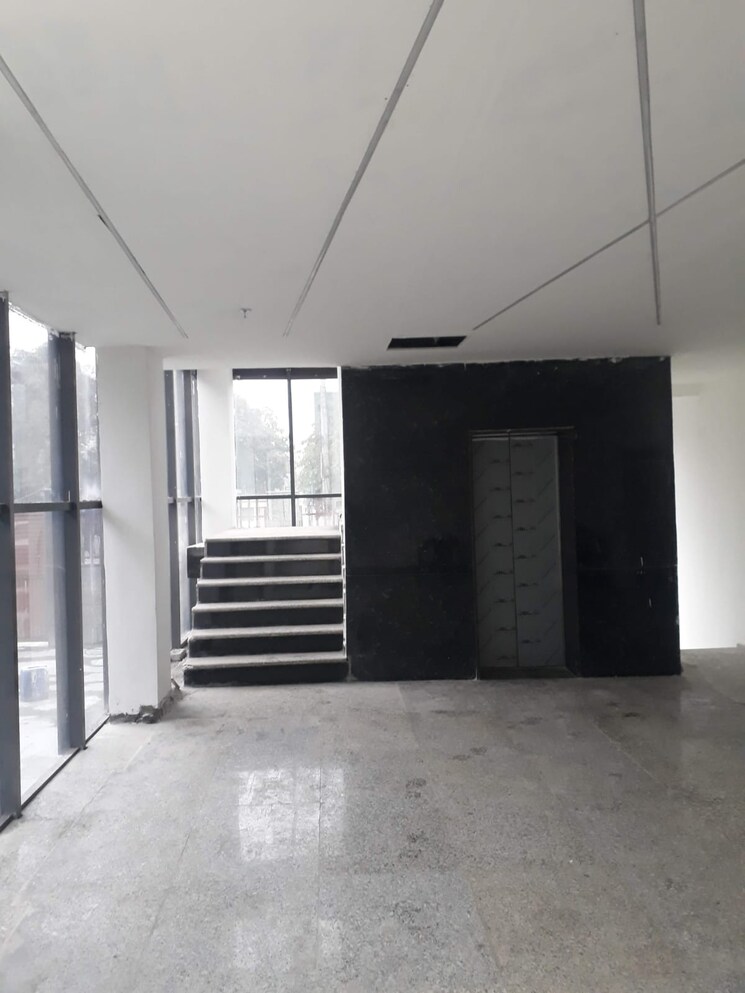 Room, sector 63 Commercial Office Space 5000 Sq.Ft. In Sector 63 Noida 8702496