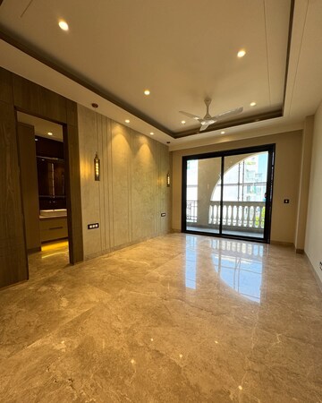 Room in 3 BHK Builder Floor at BPTP Amstoria Country Floor, Sector 102 – for Sale