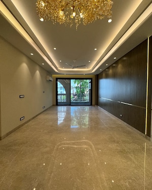 Room in 3 BHK Builder Floor at BPTP Amstoria Country Floor, Sector 102 – for Sale