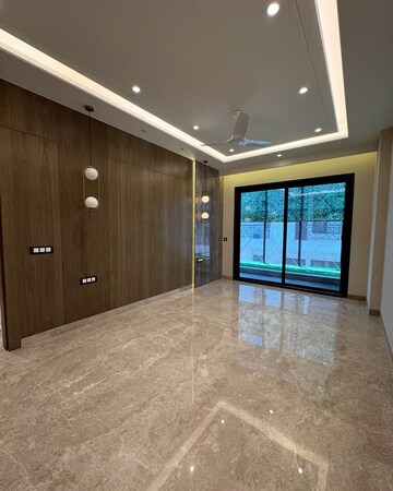 Room in 3 BHK Builder Floor at BPTP Amstoria Country Floor, Sector 102 – for Sale