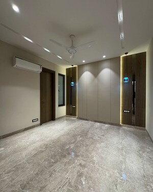 Room in 3 BHK Builder Floor at BPTP Amstoria Country Floor, Sector 102 – for Sale