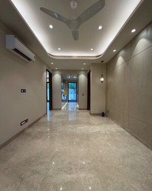 Building Lobby in 3 BHK Builder Floor at BPTP Amstoria Country Floor, Sector 102 – for Sale