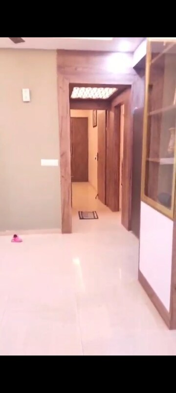 Room in 3 BHK Apartment at Nirala Estate, Tech Zone 4 Greater Noida – for Rent