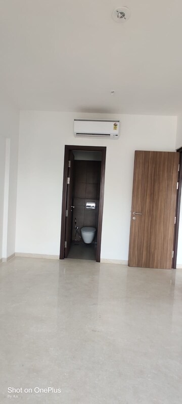 Room in 2 BHK Apartment at Shapoorji Pallonji Vicinia, Powai – for Rent