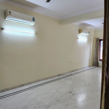 Room in 2.5 BHK Builder Floor at Sector 105 – for Rent