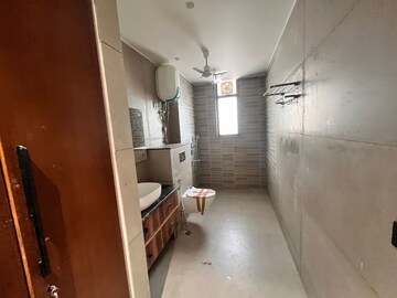 Building Lobby in 3 BHK Builder Floor at BPTP Amstoria Country Floor, Sector 102 – for Sale