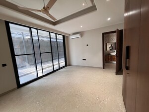 Room in 3 BHK Builder Floor at BPTP Amstoria Country Floor, Sector 102 – for Sale
