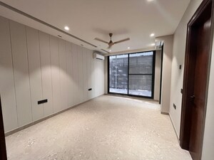 Room in 3 BHK Builder Floor at BPTP Amstoria Country Floor, Sector 102 – for Sale