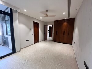 Room in 3 BHK Builder Floor at BPTP Amstoria Country Floor, Sector 102 – for Sale