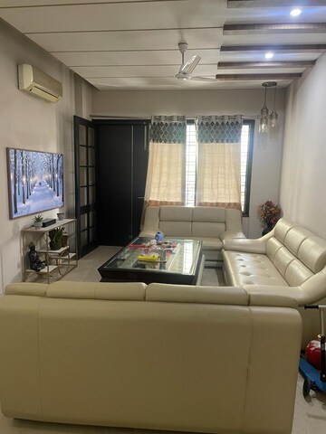 Living Room in 3.5 BHK Builder Floor at Unitech South City II, Sector 50 – for Rent