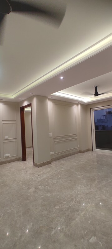 Building Lobby in 3 BHK Apartment at Veera Safdarjung Enclave, Safdarjung Enclave – for Sale
