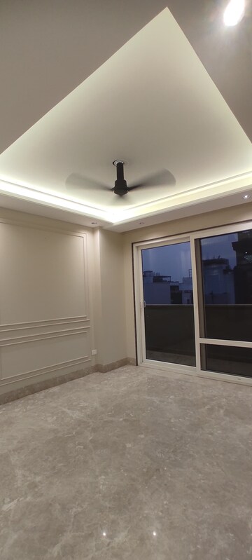 Room in 3 BHK Apartment at Veera Safdarjung Enclave, Safdarjung Enclave – for Sale