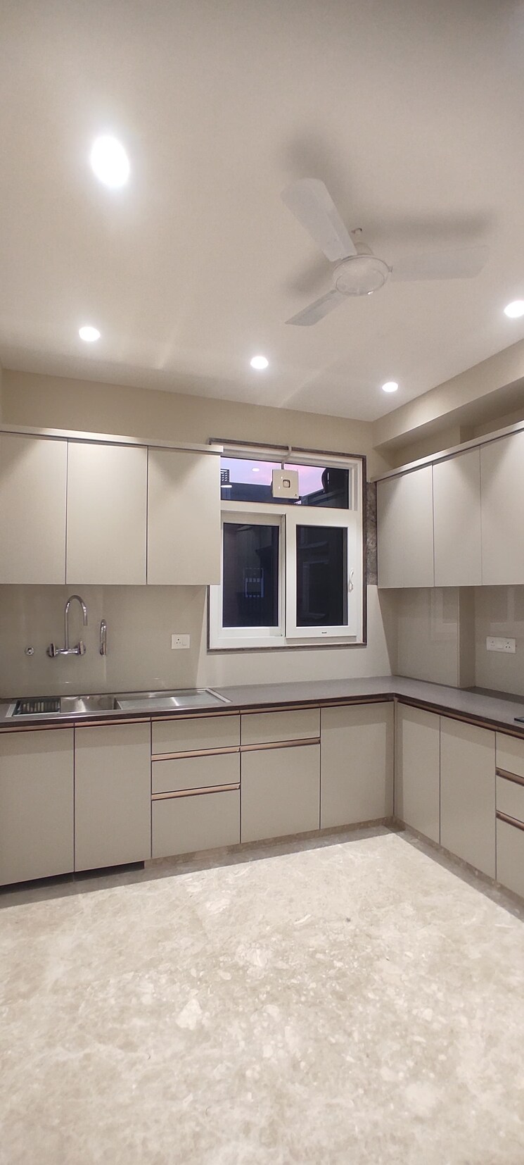 Kitchen, veera-safdarjung-enclave 3 Bedroom 1600 Sq.Ft. Apartment In Safdarjung Enclave Delhi 8702654