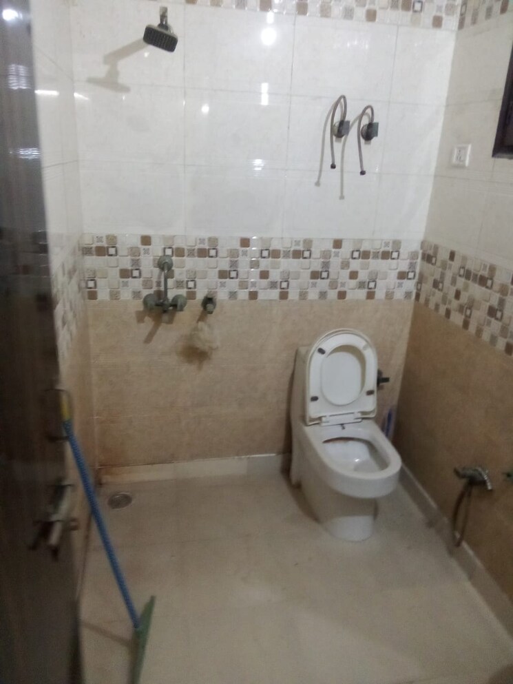 Bathroom, vaishali sector 4 2 Bedroom 850 Sq.Ft. Builder Floor In Vaishali Sector 4 Ghaziabad 8702771