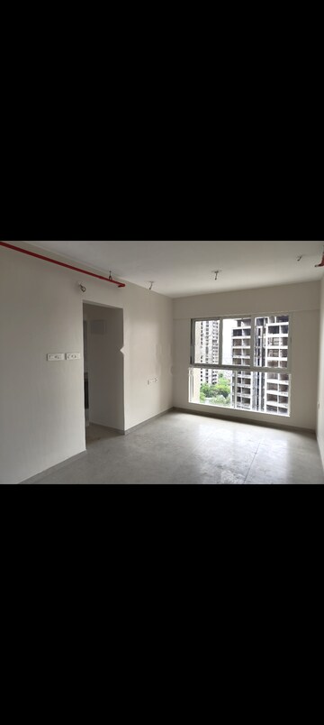 Room in 1 BHK Apartment at Dosti Oro 67, Kandivali West – for Rent