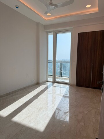 Room in 3 BHK Apartment at DLF Park Place, Sector 54 – for Rent