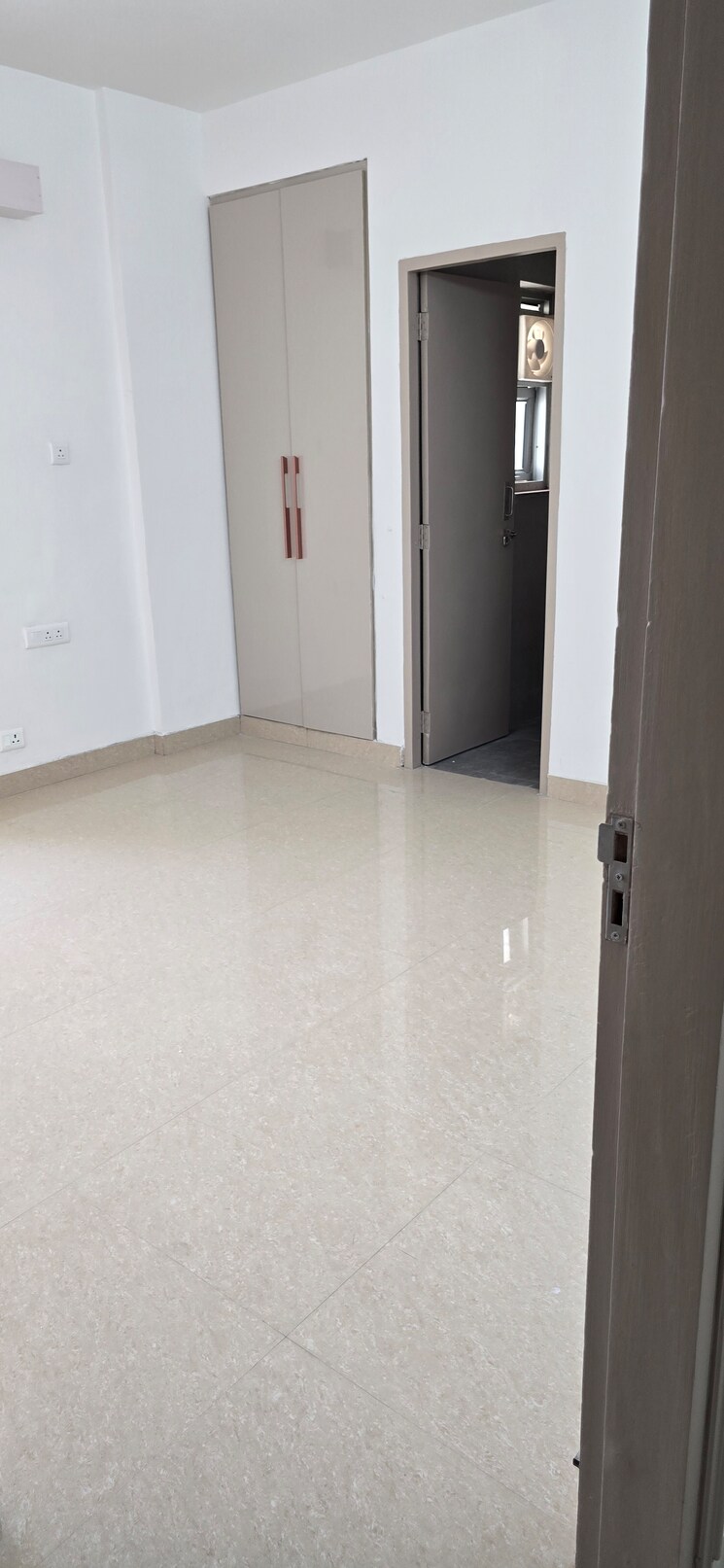 Room, sector 19b dwarka 3 Bedroom 2100 Sq.Ft. Apartment In Sector 19b Dwarka Delhi 8702975