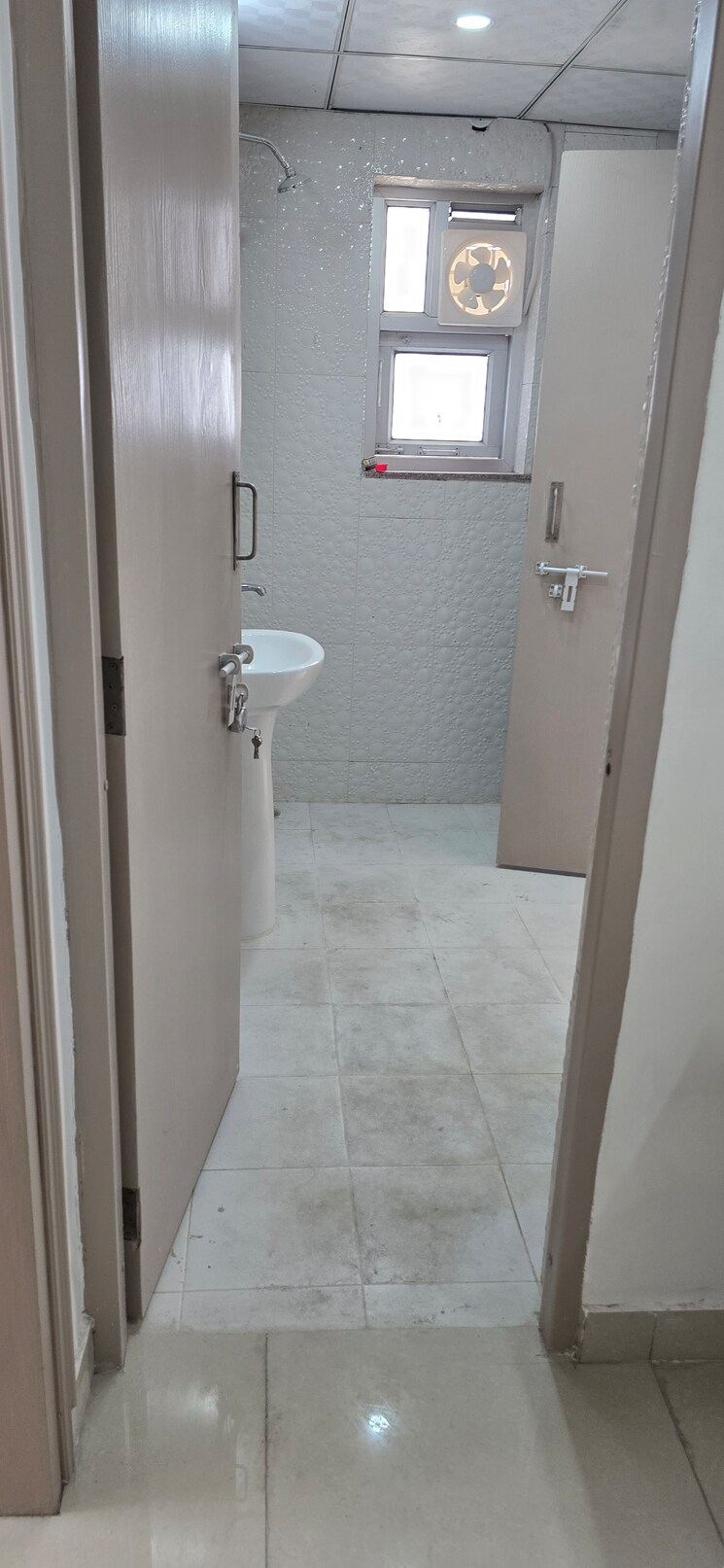 Bathroom, sector 19b dwarka 3 Bedroom 2100 Sq.Ft. Apartment In Sector 19b Dwarka Delhi 8702975