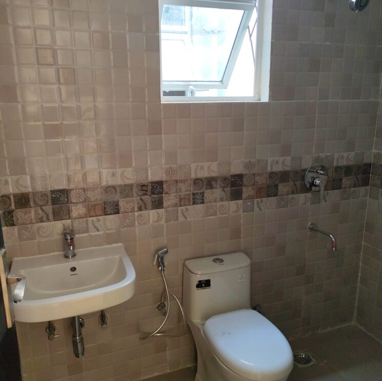 Bathroom, bptp-park-prime 2 Bedroom 1420 Sq.Ft. Apartment In Sector 66 Gurgaon 8703117