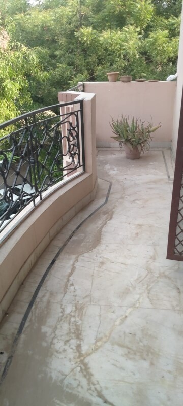 Balcony in 2 BHK Builder Floor at South City 1 – for Rent