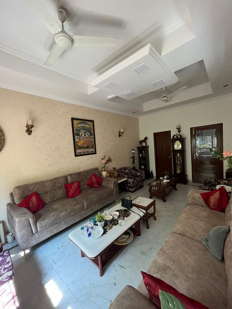 Living Room, hauz khas 3 Bedroom 250 Sq.Yd. Builder Floor In Hauz Khas Delhi 8703262