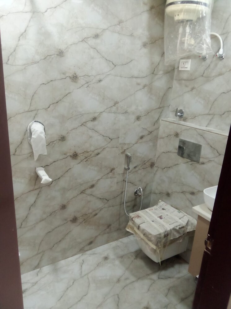 Bathroom, aman-plaza 3 Bedroom 90 Sq.Mt. Builder Floor In Shakti Khand iv Ghaziabad 8703269