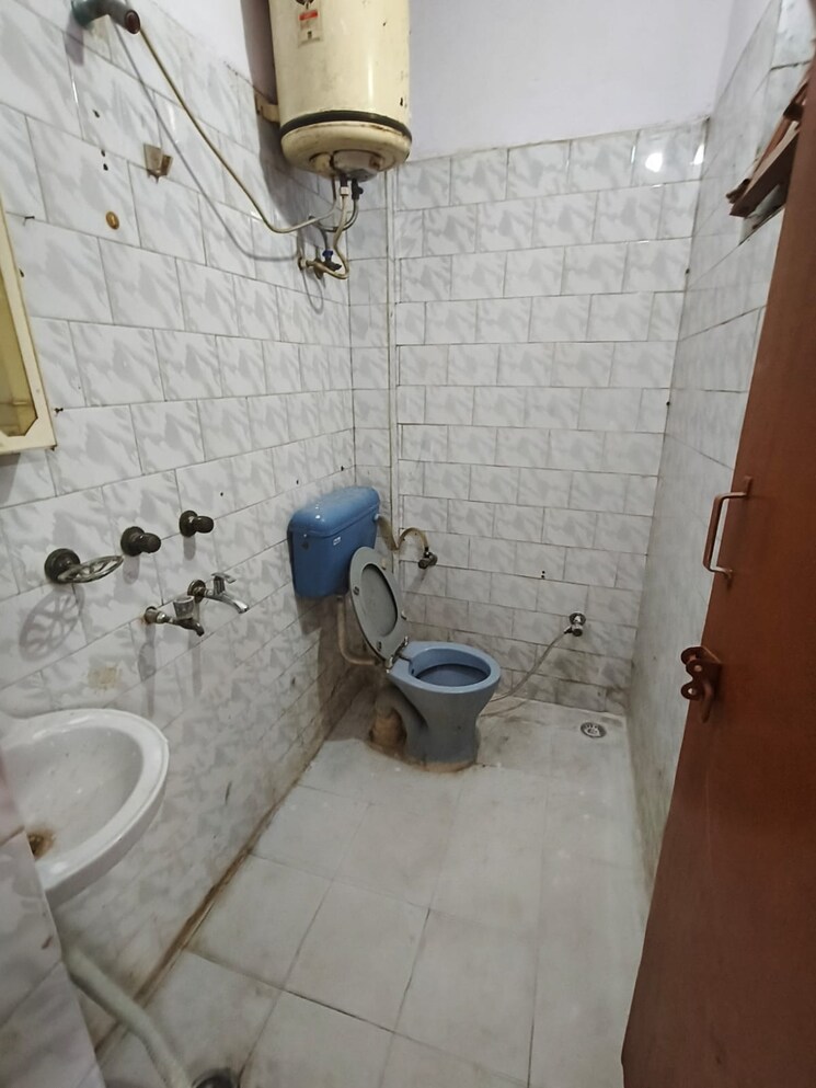 Bathroom, vaishali sector 5 2 Bedroom 860 Sq.Ft. Builder Floor In Vaishali Sector 5 Ghaziabad 8703418