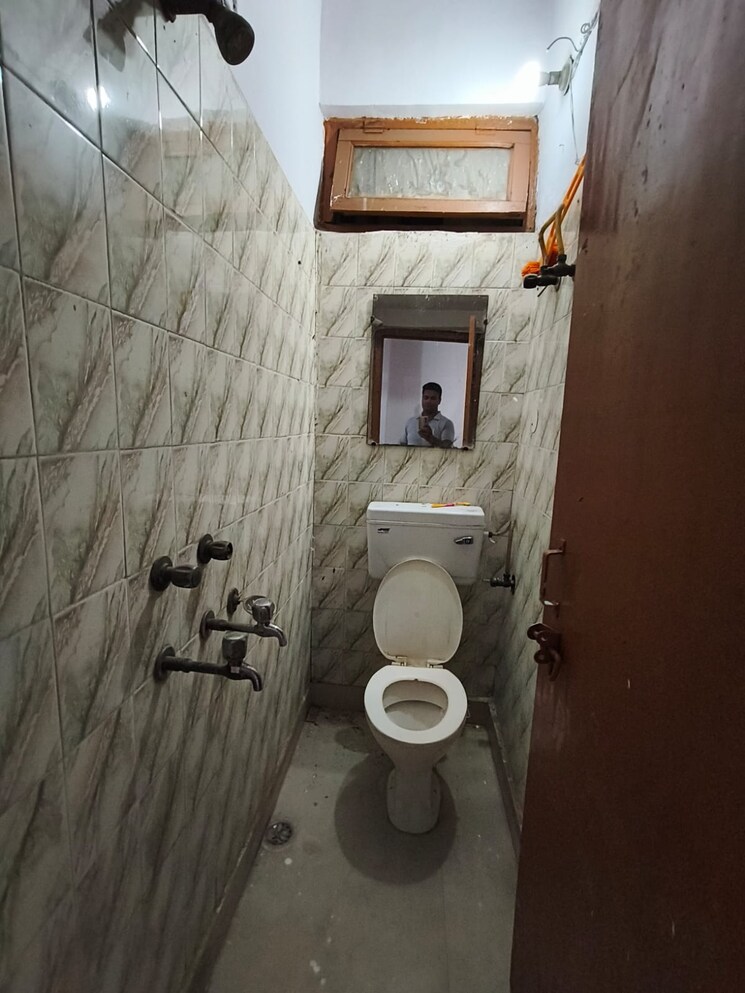 Bathroom, vaishali sector 5 2 Bedroom 860 Sq.Ft. Builder Floor In Vaishali Sector 5 Ghaziabad 8703418