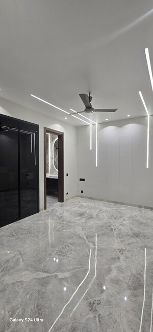 Room in 3 BHK Builder Floor at BPTP Amstoria Country Floor, Sector 102 – for Sale