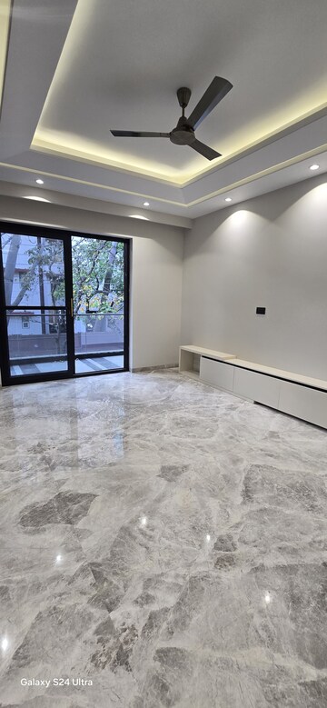 Room in 3 BHK Builder Floor at BPTP Amstoria Country Floor, Sector 102 – for Sale