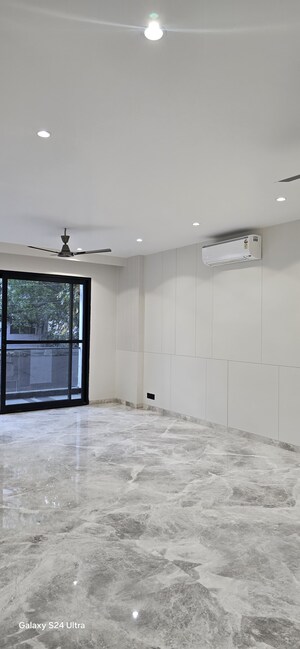 Room in 3 BHK Builder Floor at BPTP Amstoria Country Floor, Sector 102 – for Sale