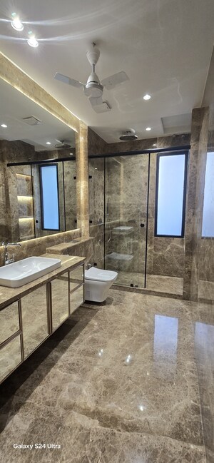 Building Lobby in 3 BHK Builder Floor at BPTP Amstoria Country Floor, Sector 102 – for Sale