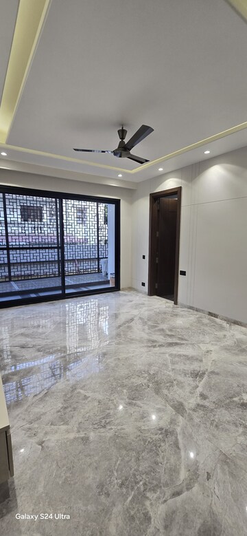 Room in 3 BHK Builder Floor at BPTP Amstoria Country Floor, Sector 102 – for Sale