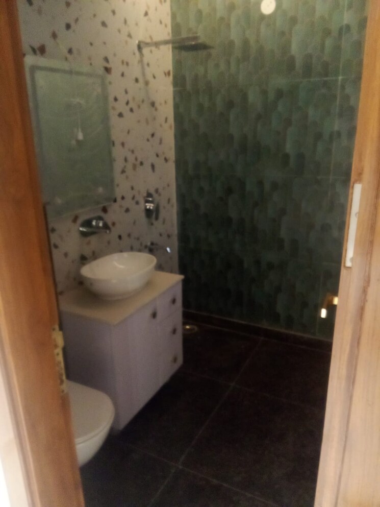 Bathroom, omaxe-park-plaza 4 Bedroom 175 Sq.Mt. Builder Floor In Shakti Khand 2 Ghaziabad 8703437