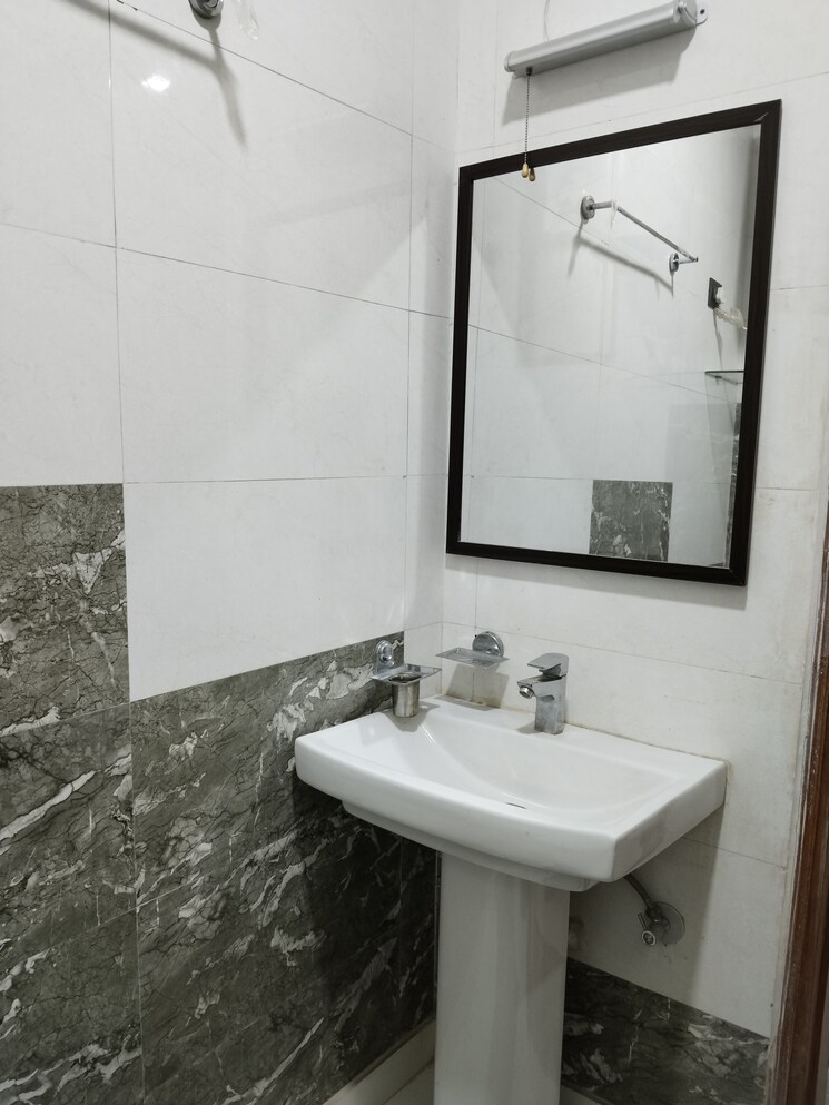 Bathroom, panchsheel vihar 3 Bedroom 1200 Sq.Ft. Apartment In Panchsheel Vihar Delhi 8703608