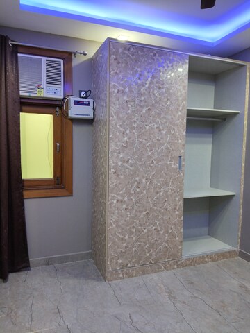 Room in 3 BHK Apartment at Panchsheel Vihar – for Rent