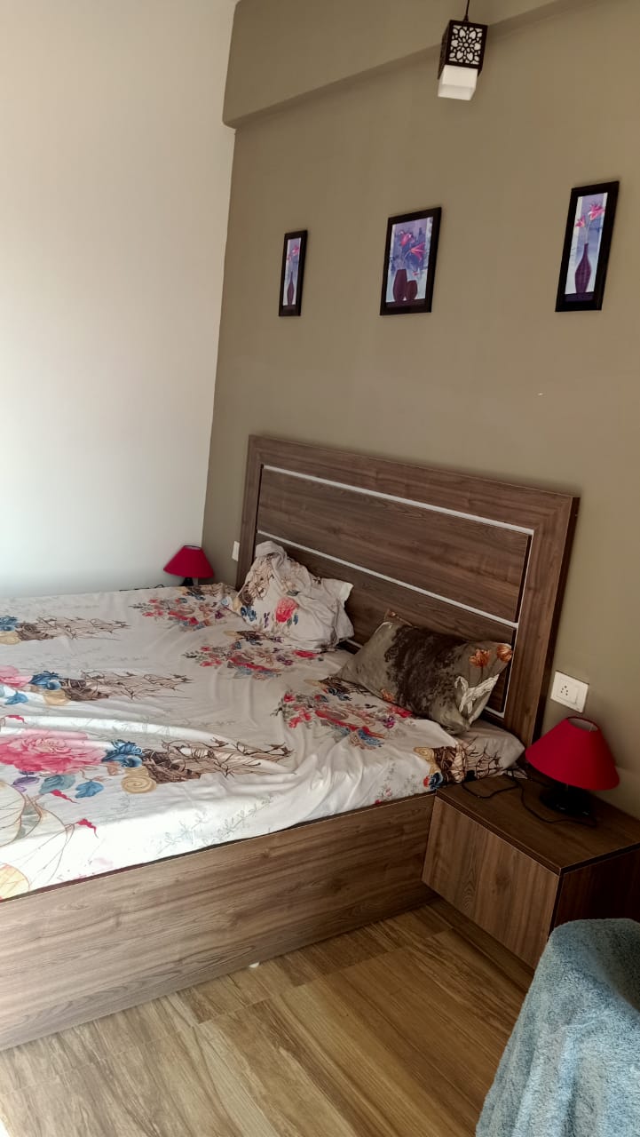 Studio  750 Sq.Ft. Apartment in Paramount Oak