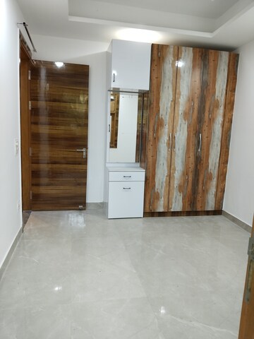 Room in 3 BHK Apartment at Panchsheel Vihar – for Rent