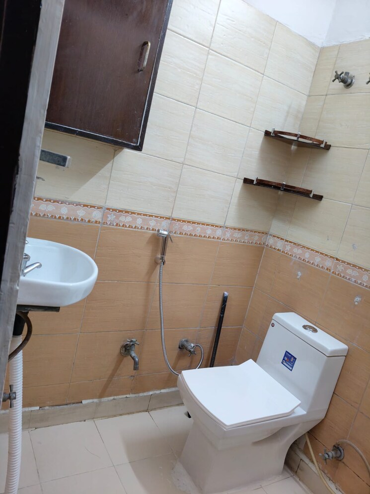 Bathroom, virender nagar 1 Bedroom 50 Sq.Yd. Builder Floor In Virender Nagar Delhi 8703918