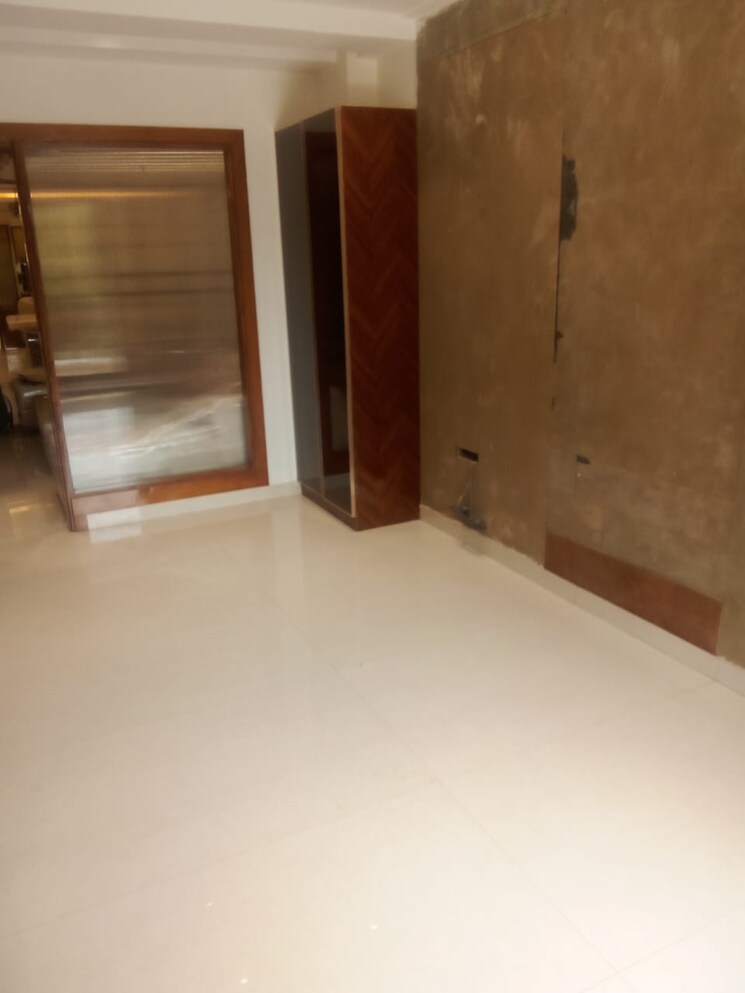 Room, smart-lane 5 Bedroom 250 Sq.Mt. Builder Floor In Niti Khand Ghaziabad 8703991